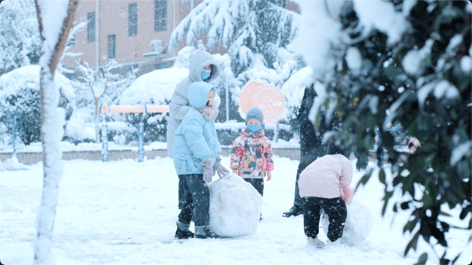 【原创实拍】小孩子玩雪
