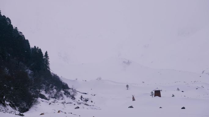 西藏雪景白塔藏教寺庙