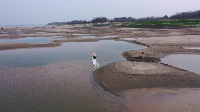 女子在鄂州徐家大林人民洲网红沙滩水洼游玩