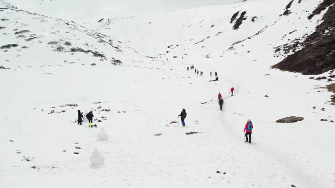 高原雪地徒步航拍