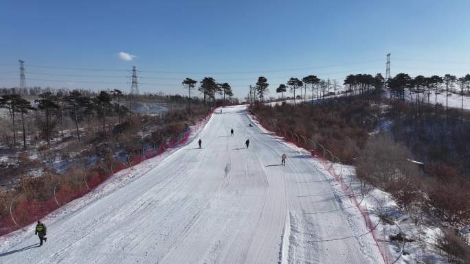 滑雪场滑雪航拍4K