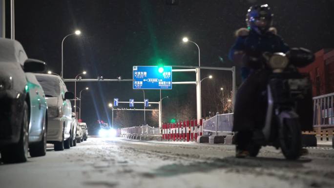 下大雪 城市 夜晚 车流 公交车 路灯