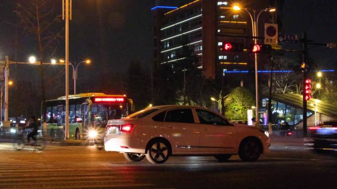 夜晚城市行人过马路汽车车辆车流人流夜景人