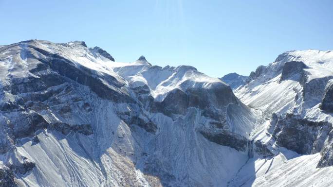 航拍冬季长白山瀑布雪山