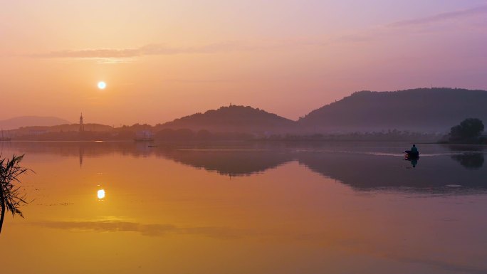 太湖日出水面小船