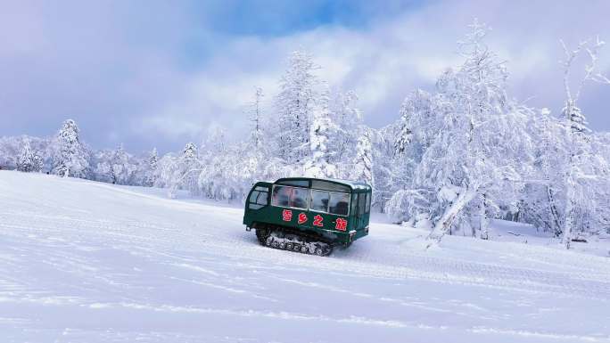 航拍黑龙江第一峰雾松雪景中国雪乡