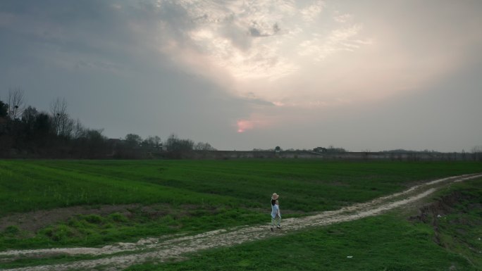 女子在田野草地乡间小路上开心的奔跑行走
