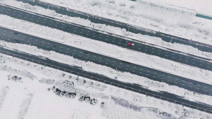 汽车行驶在下雪天的道路上 4k