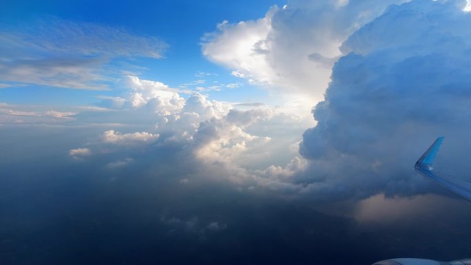 飞机穿越云端