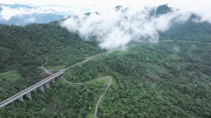 云中蜿蜒壮观的雅西高速，腊八斤大桥