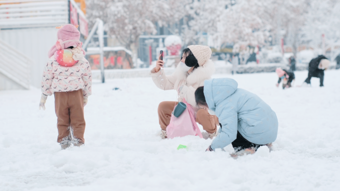 【原创实拍】小朋友快乐的玩雪