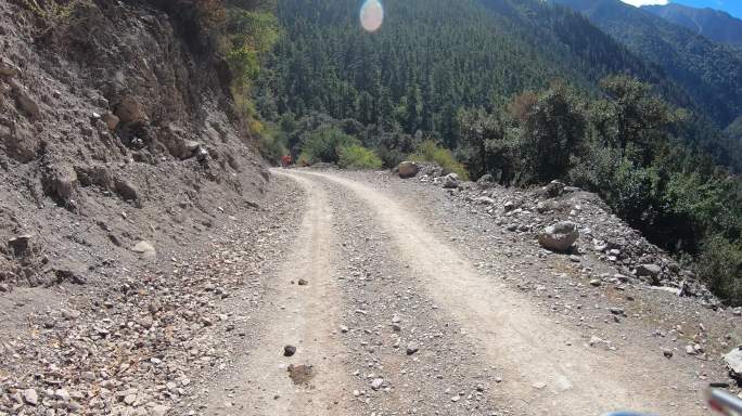 徒步在梅里雪山北坡的进山小道上