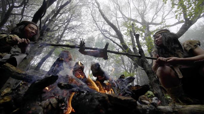 森林里古人烤肉狩猎烧烤找食物做饭加工食物