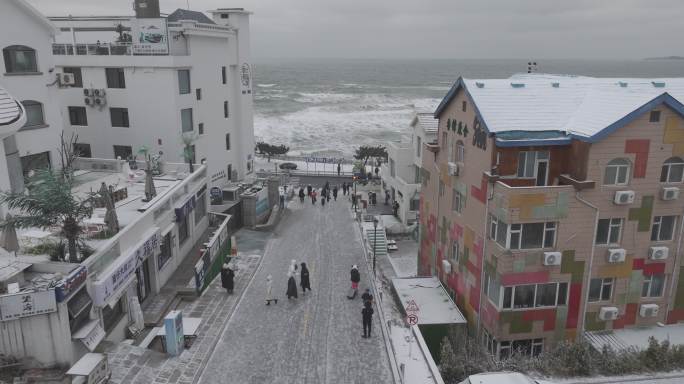 航拍威海国际海水浴场火炬八街冬季游客雪景