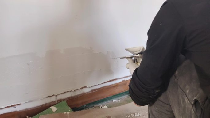 刷腻子的民工抹水泥抹墙抹腻子整理墙面
