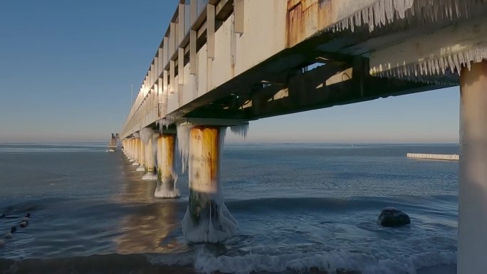 冬天的冰封长廊和大海