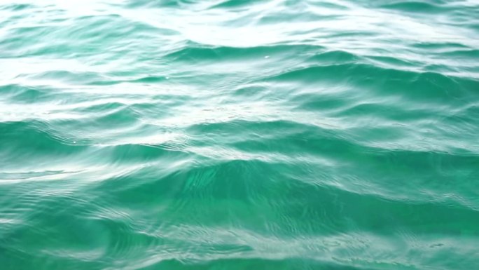 海水表面。镜头掠过平静湛蓝的海面。没有人。假日休闲概念。抽象航海夏季海洋自然。天气和气候变化。缓慢的