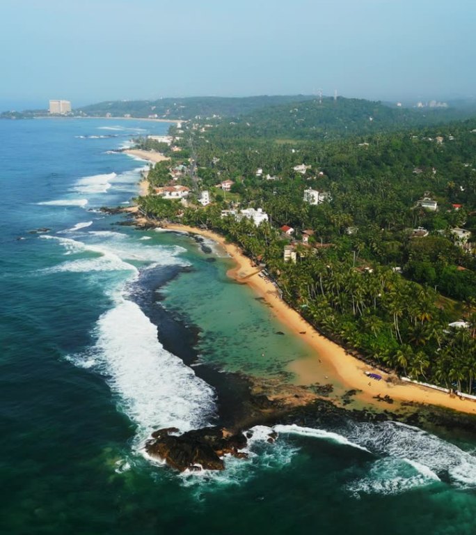 达拉韦拉海滩泻湖鸟瞰图在斯里兰卡，绿松石的海水，沙滩环绕着郁郁葱葱的绿色植物，风景如画的目的地为旅客