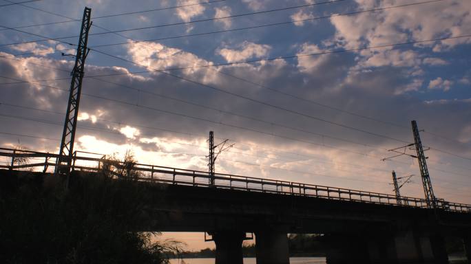 夕阳铁路延时摄影
