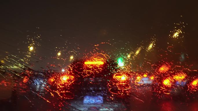 上海 街头 车辆 暴雨 雨天 氛围