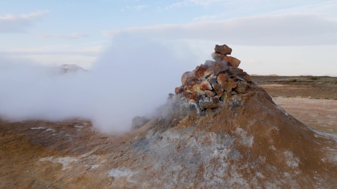 冰岛一个硫磺烟熏炉喷出的白色蒸汽被风吹走了。