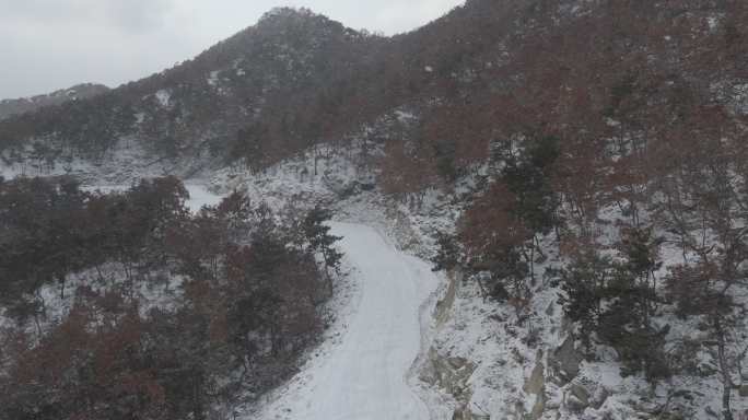 威海市环翠区羊亭镇贝草夼村冬季雪中防火道