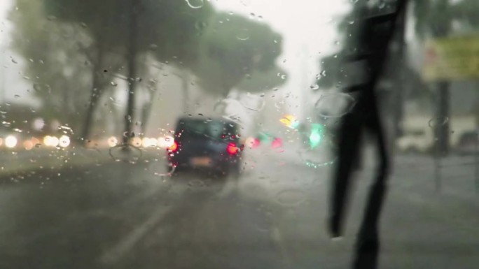 在罗马的洪水暴雨中开车