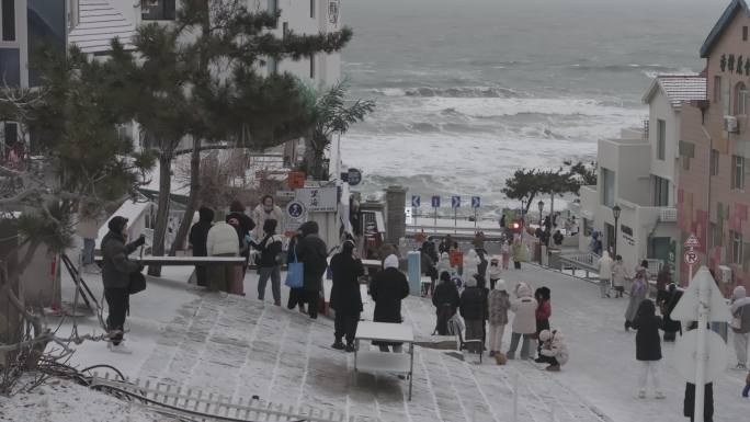 航拍威海火炬八街冬季游客雪景