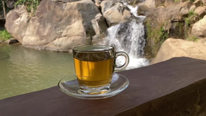 玻璃杯和茶壶中的红茶，一杯现泡红茶