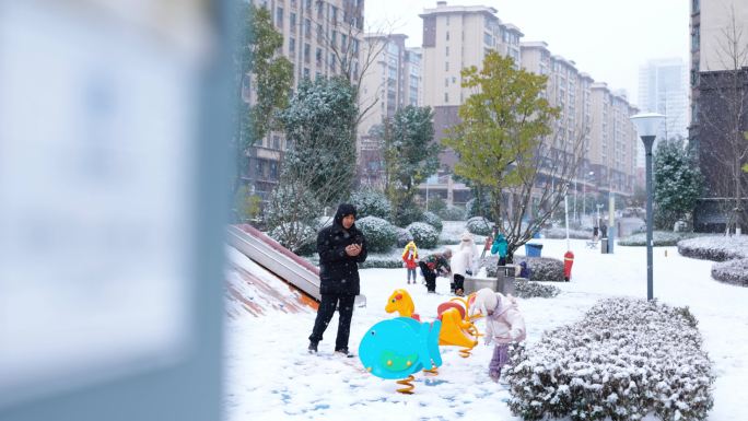 大雪过后玩雪孩子们