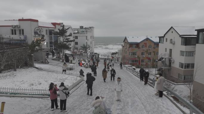 航拍威海火炬八街冬季游客雪景