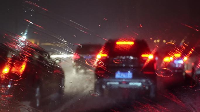 上海 街头 车辆 暴雨 雨天 氛围