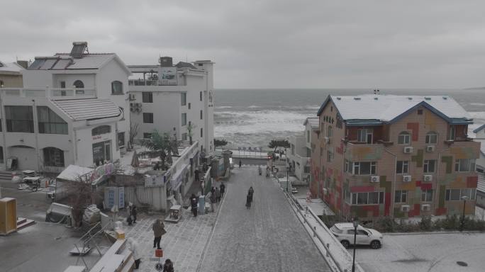 航拍威海火炬八街冬季游客雪景