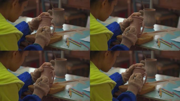 中国广西钦州坭兴陶制作工厂里的制作工人