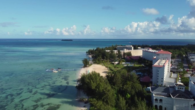 无人机拍摄的热带岛屿海岸线上的一家酒店