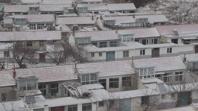 航拍威海市环翠区羊亭镇贝草夼村冬季雪景