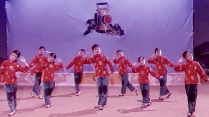 70年代六一儿童节 小朋友舞台表演红灯记