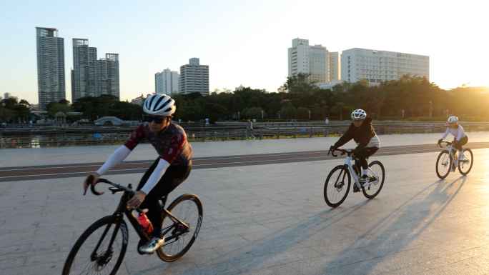 城市骑行骑自行车