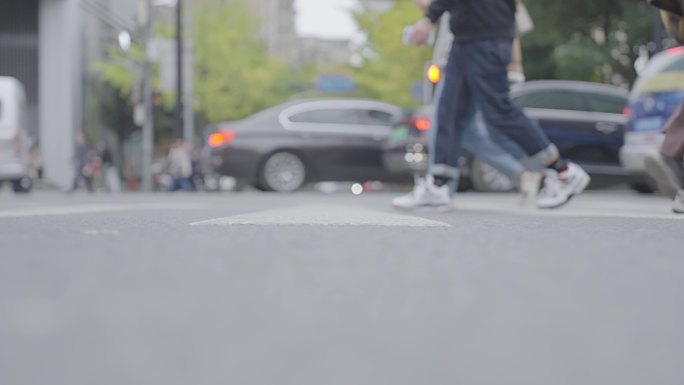 车流 行人 特写 道路