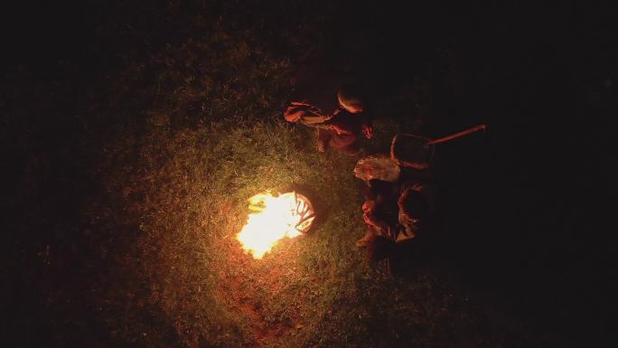 藏民夜晚在草原上点燃篝火