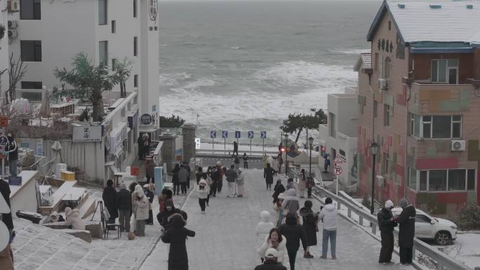 航拍威海火炬八街冬季游客雪景