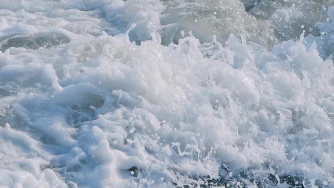 海岸边涨潮掀起巨浪
