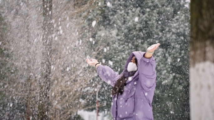 年轻女性向空中撒雪抛雪慢动作
