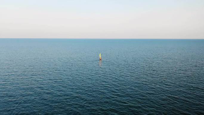 大海上孤独的帆船小船深海的上的船