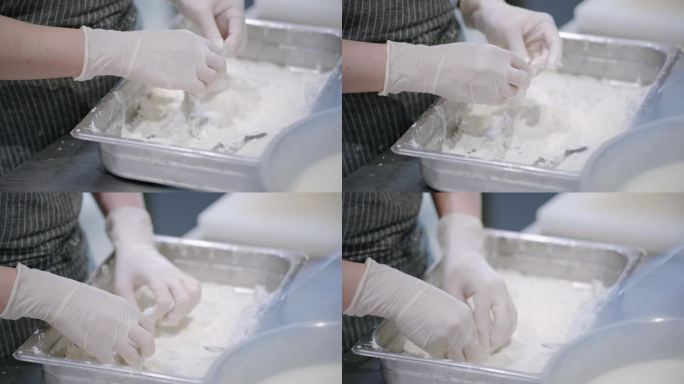 在一家日本餐厅，厨师将面粉和虾混合在一起做虾肉天妇罗。