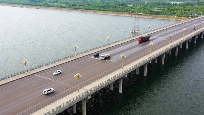 道路养护洒水车作业清洗路面