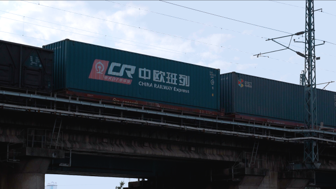 中国铁路物流运载火车经过