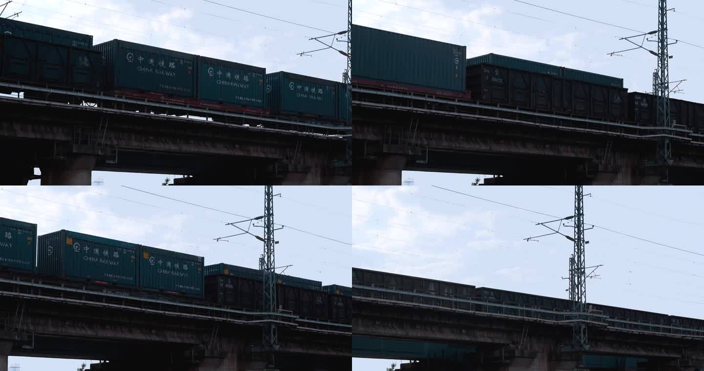 中国铁路物流运载火车经过