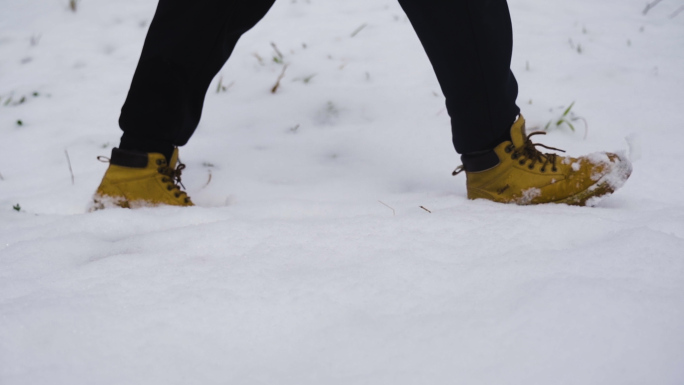 雪花雪中脚步走雪路雪中前进脚步 特写。