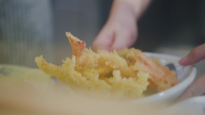(特写)厨师在日本餐厅煎虾天妇罗。